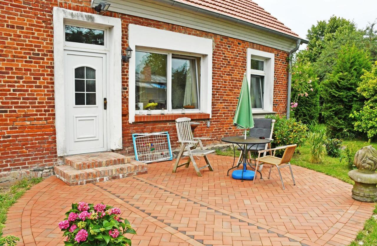 Ferienwohnungen Im Gutshaus Gnies Exterior photo